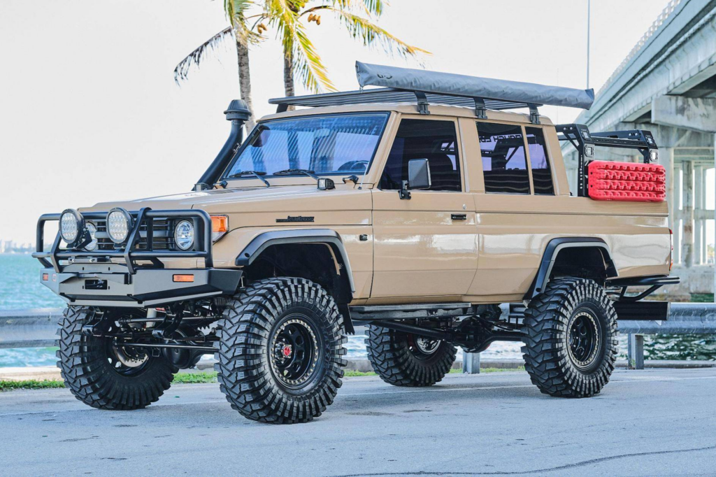 Toyota Land Cruiser off-road